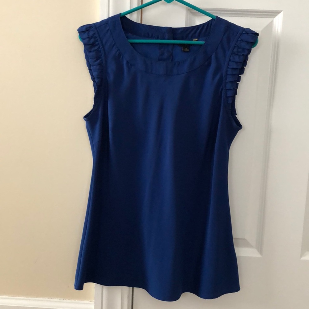 Light weight and soft tank w/ back button closure